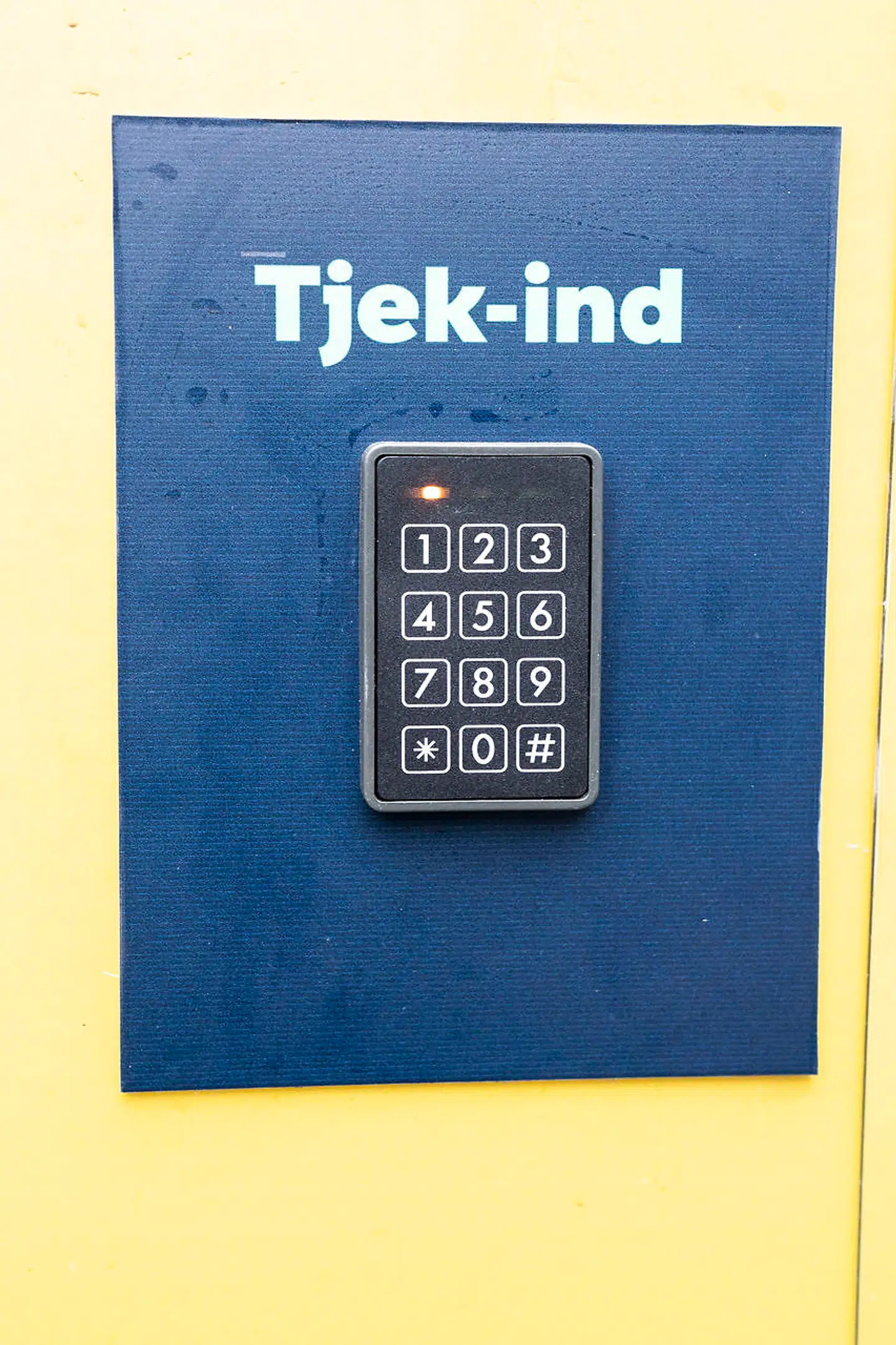 Når medarbejderne tjekker ind, kan både hovedentreprenøren og kommunens indsatsteam mod social dumping følge med i, hvem der opholder sig på pladsen. Virksomheden kan dog kun følge med live og kan dermed ikke bruge systemet bagudrettet til eksempelvis at kontrollere, om medarbejderne forlod jobbet før tid en given arbejdsdag.