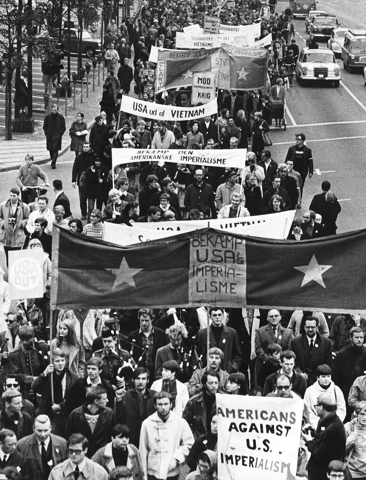 Venstrefløjen var ofte på gaderne med demonstrationer. Ofte var de rettet mod USA som denne demonstration fra 1970ernes start, hvor der protesteres mod Vietnamkrigen. Scanpix.