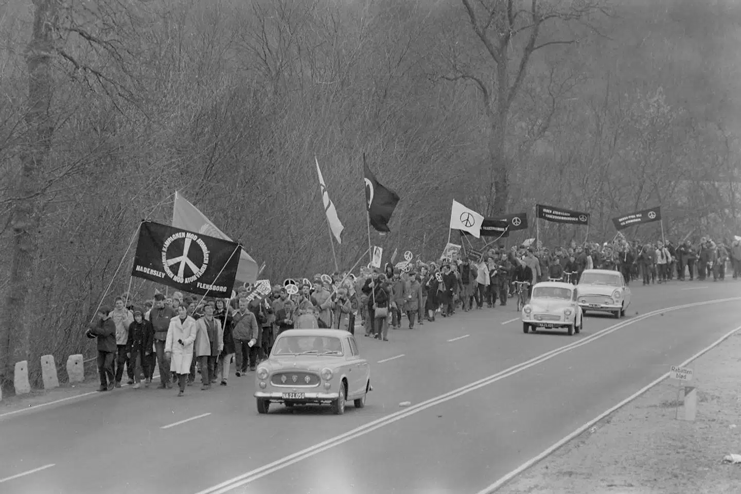 Dansk/tysk atommarch mellem Haderslev og Flensborg i påsken 1963. Påskemarcher blev arrangeret stort set af alle vestlige fredsbevægelser under og efter den kolde krig. Sovjetunionen havde stærk interesse i denne fredsbevægelse, som efterhånden ensidigt rettedes mod NATO og USA.