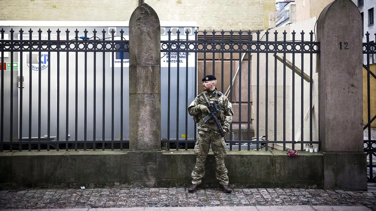 Synagogen i Krystalgade i København bliver i dag militært bevogtet.