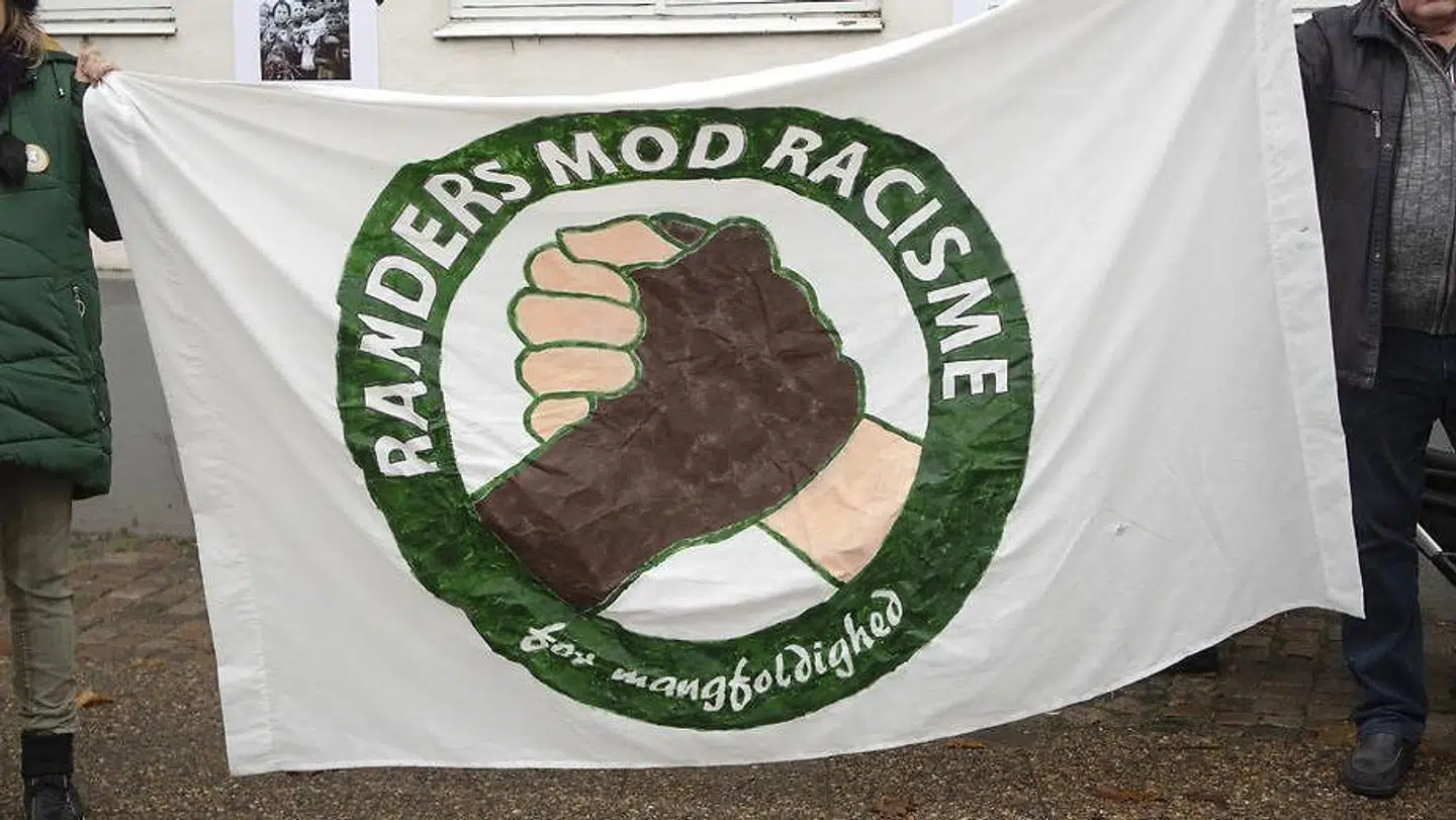 »Så når justitsminister Nick Hækkerup kalder hærværket mod jødiske gravsten i Randers »dybt forkasteligt« og understreger, at det «under ingen omstændigheder« hører hjemme i Danmark, bør han sætte handling bag ordene og styrke indsatsen mod hadforbrydelser for at øge trygheden,« skriver Eva Maria Lassen.