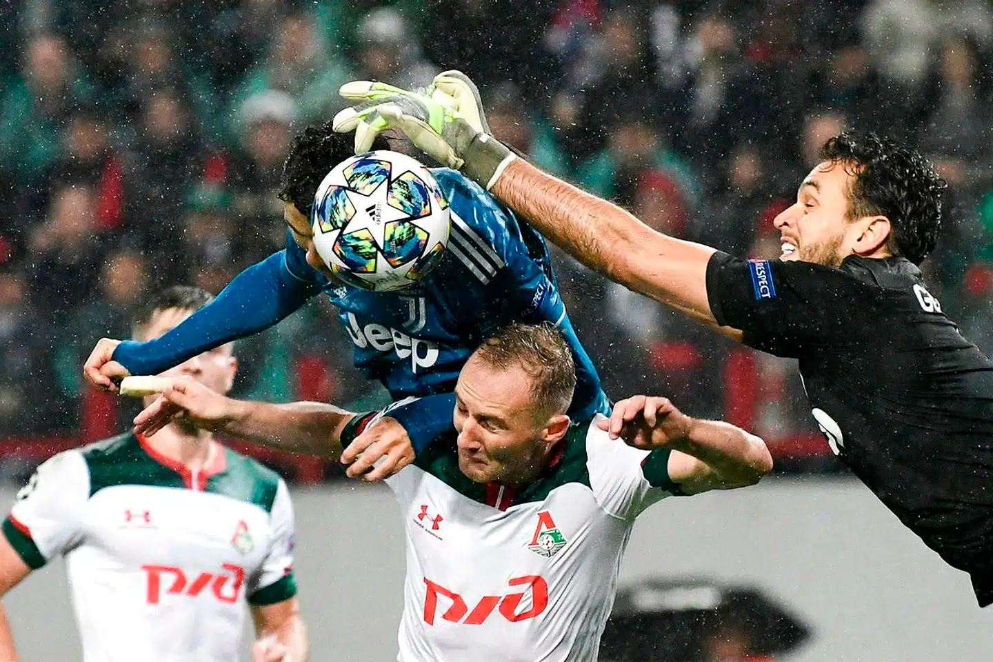 Juventus-superstjernen Cristiano Ronaldo ses her i infight med Lokomotiv Moskvas målmand Guilherme i en Champions League-kamp tidligere på måneden. UEFA kigger nærmere på mulighederne for at etablere sin egen streamningtjeneste til at vise netop Champions League-kampene.