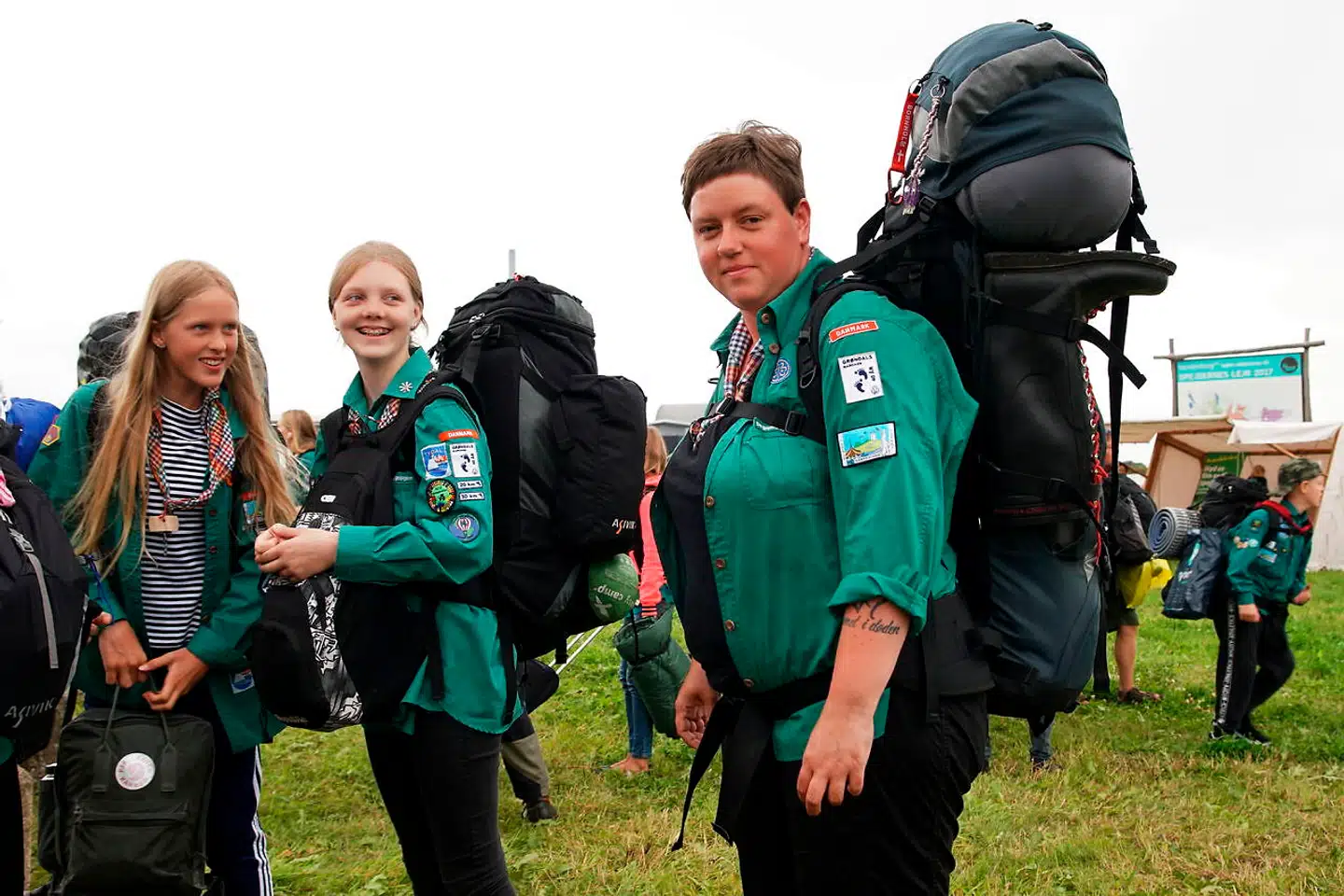Melissa på 12 og Kaja på 14 sammen med tropleder Anita Jensen fra De grønne pigespejdere i Langeskov på Spejderlejr 2017 i Sønderborg. Fremover vil duelighedsmærkerne ikke længere være at finde på pigespejdernes uniform.