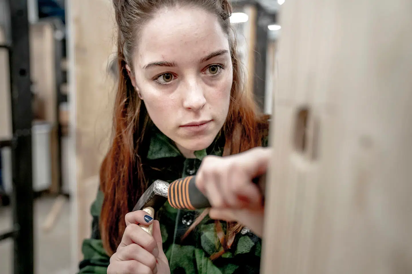 Ida Aspin læser til låsesmed. Her er hun fotograferet på sin skole i Ballerup. Socialdemokratiets venner i fagbevægelsen sætter nu regeringen under pres. Færre studenter og flere faglærte kan udvide arbejdsstyrken.