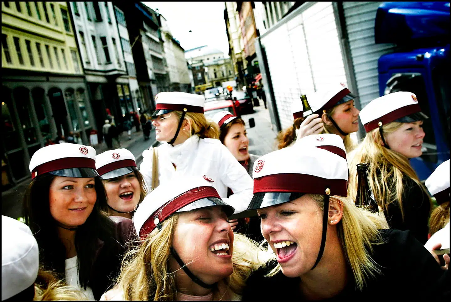 Studenterne fra 3.B fra Gl. Hellerup Gymnasium kører gennem byen.