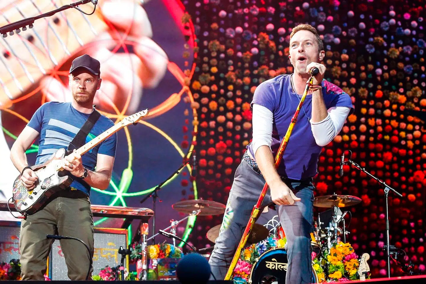 Coldplay er berømte for deres storladne stadionkoncerter med imponerende lysshow og konfettiregn. På deres nye dobbeltalbum »Everyday Life« er der dog skruet ned for de svulstige produktioner og op for inspirationen fra blues, gospel og afrikansk ørkenblues.