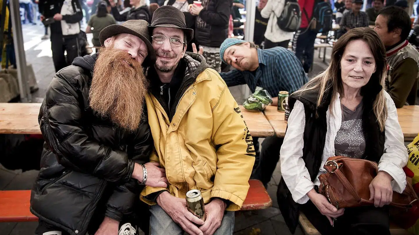 Mange forskellige mennesker udgør gruppen af socialt udsatte. Her hjemløse på sidste års »Hjemløsedag« på Rådhuspladsen i København.