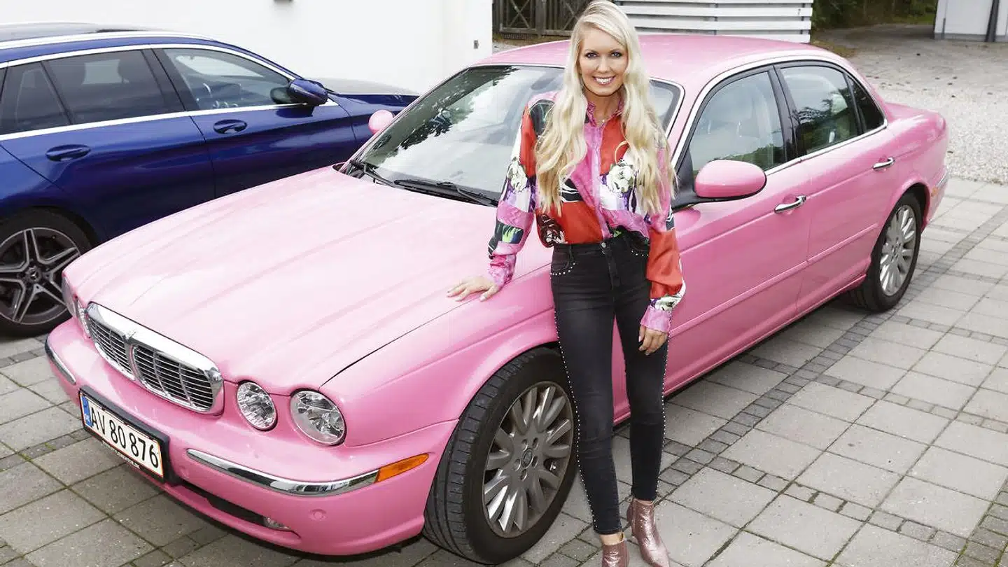 For nogle år siden fik Maria Schøn Jaguaren fra 2005 beklædt med folie i farven Hot Gloss Pink, som også er en af hendes favoritfarver i boligen.