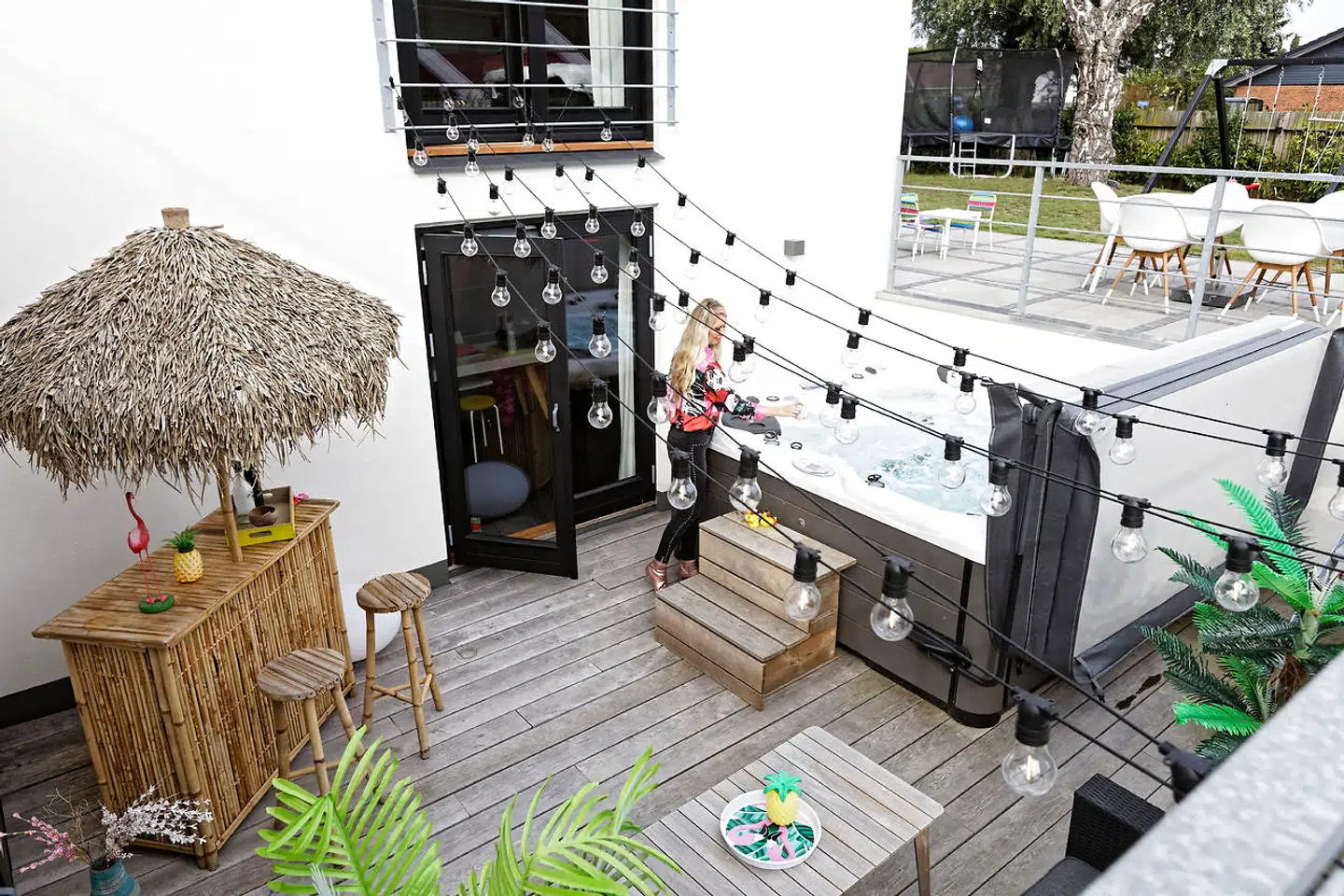 Solrød-huset 100 meter fra stranden har terrasser i flere niveauer og verdenshjørner. På denne med udgang fra kælderen er der blandt andet udendørs spa og bambusbar.