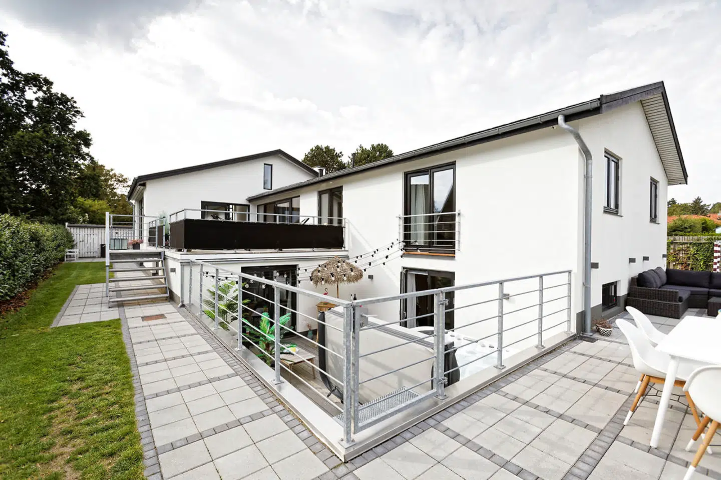 Med to terrasser er der nok steder at slå sig ned. Den ene har tilmed spa og bambusbar.