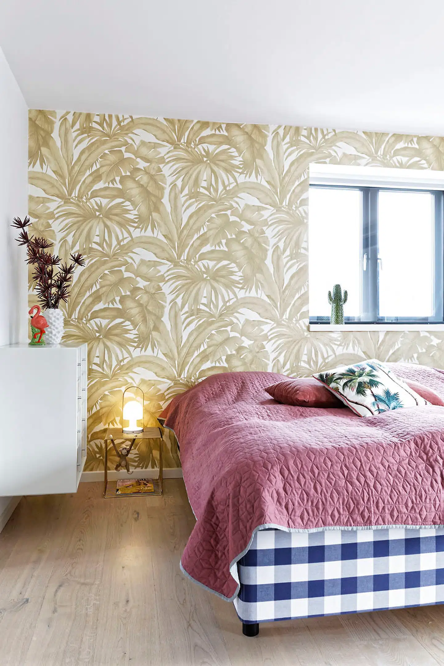 Som det eneste sted i huset har soveværelset en væg med tapet med palmemotiv fra Versace.