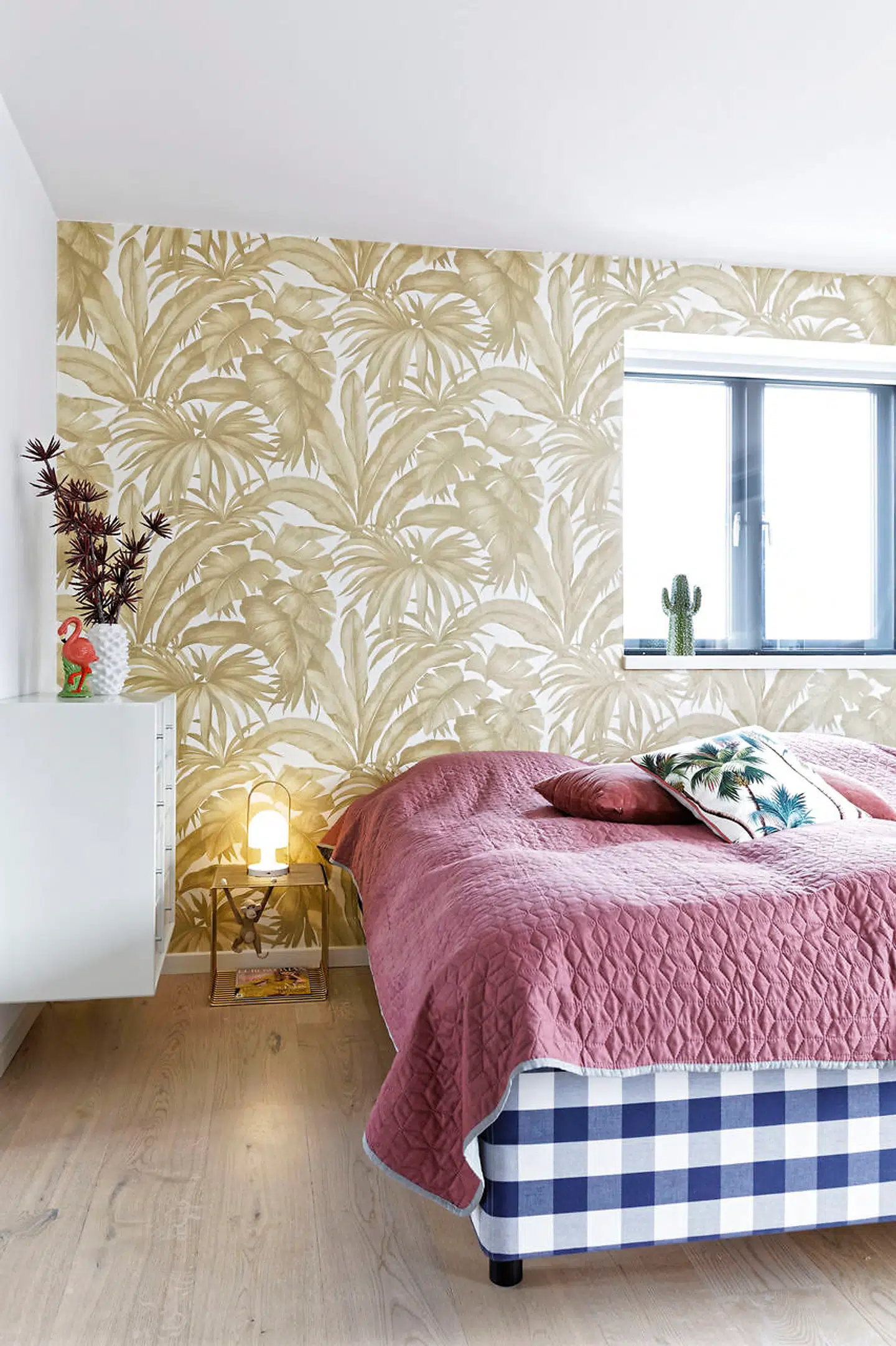 Som det eneste sted i huset har soveværelset en væg med tapet med palmemotiv fra Versace.