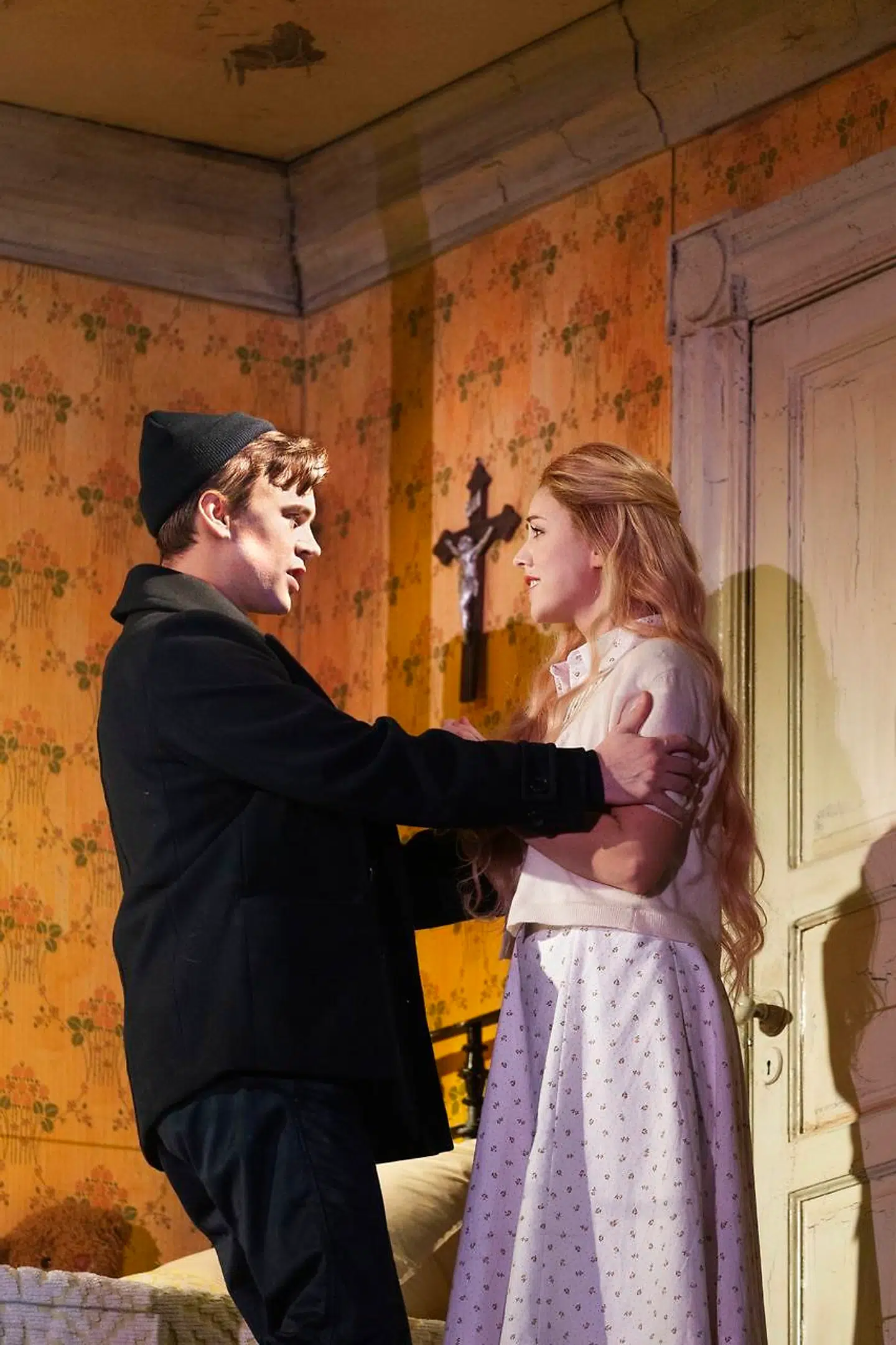 To, der elsker hinanden: Anthony Hope (Nicholas Morton) og Johanna Baker (Cassandra Lemoine)