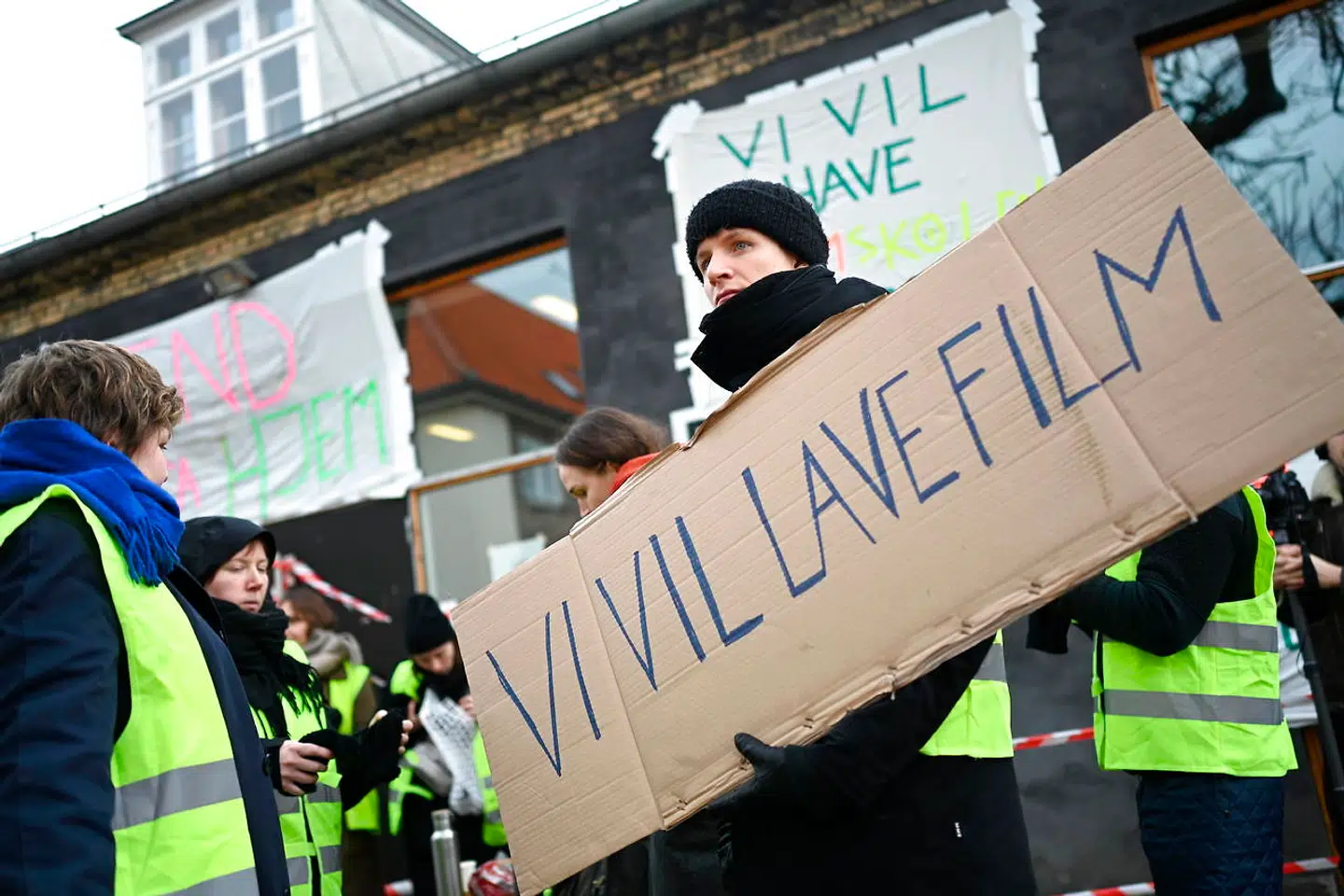 Elever fra filmskolen i København blokerer indgangen fredag 15. november 2019. Blokaden fortsatte otte dage frem, men er med rektors afgang ophævet.