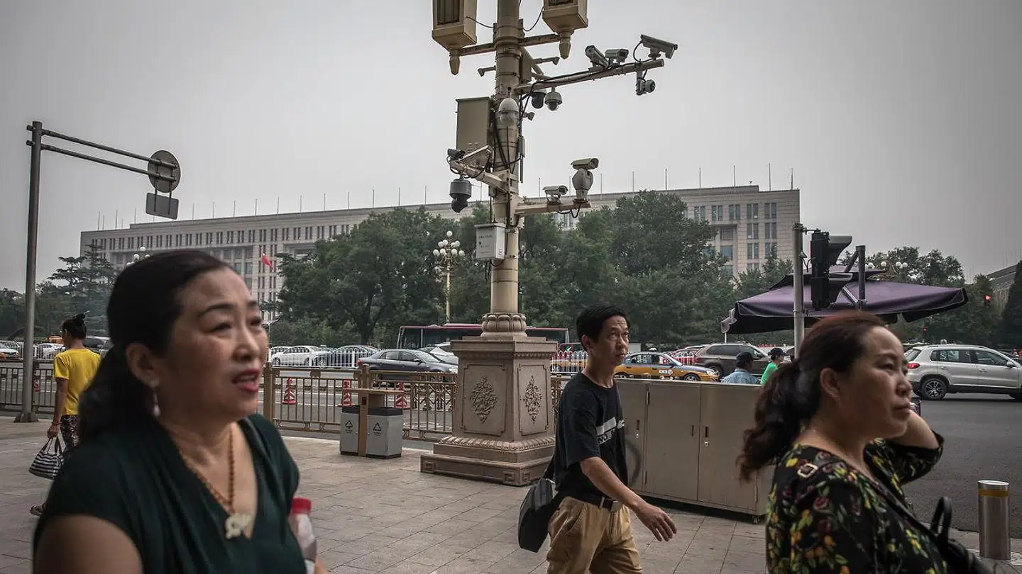 »En udtalt politisk udmøntning af utilitarismeprincippet i skøn forening med panoptikon-idéens konstante overvågning ses i Kina, om end i forvrænget form,« skriver Thomas Telving.