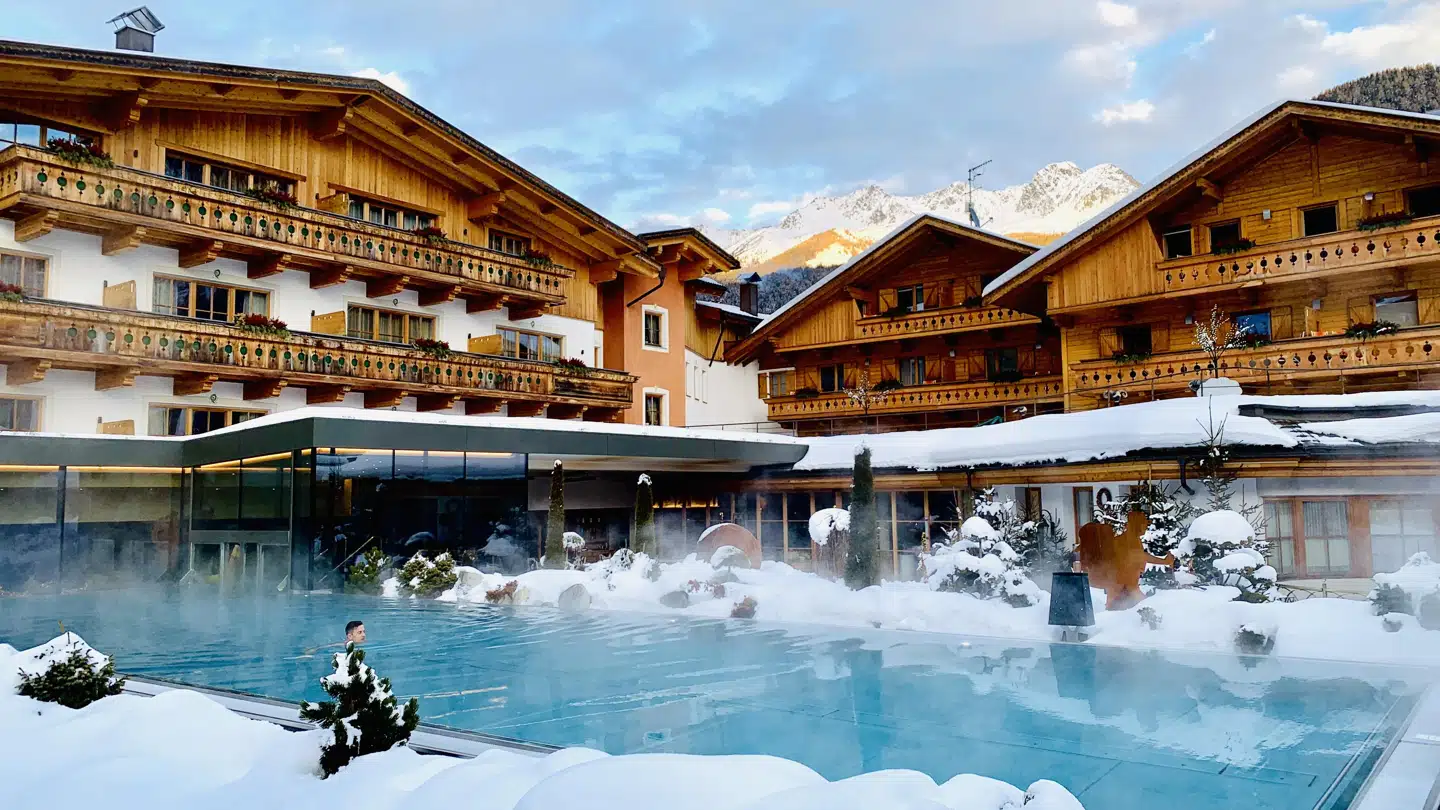 Dem femstjernede Hotel Quelle byder på rig mulighed for afslapning efter en lang dag på ski. Man kan svømme direkte fra spaområdet, gennem en glassluse og ud i den opvarmede udendørspool.