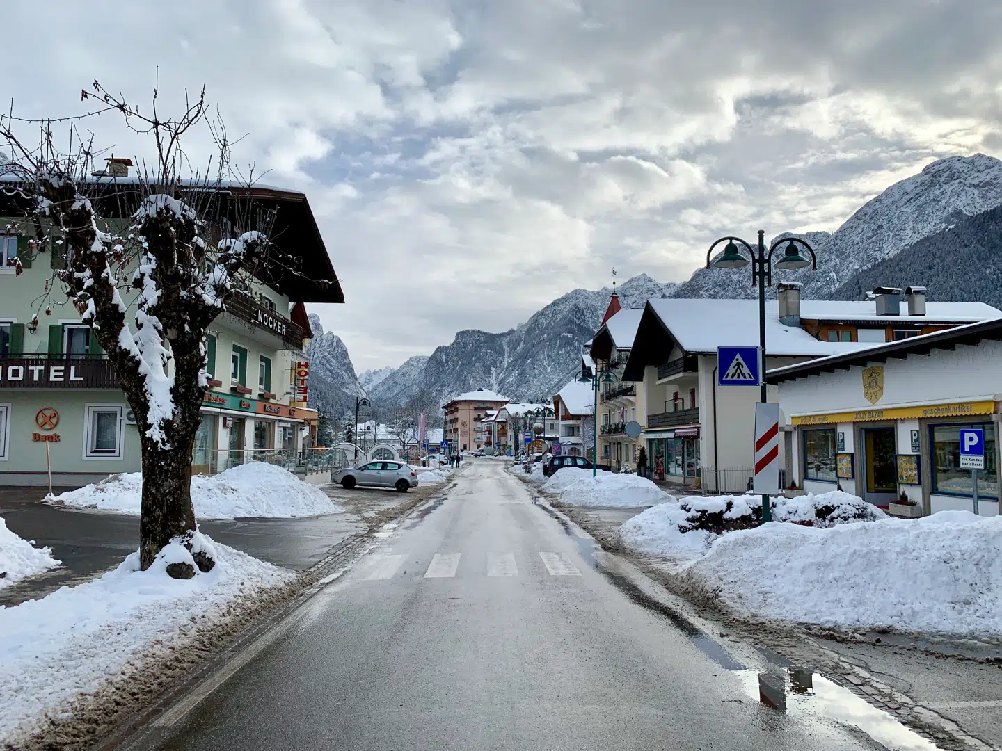 Aah, fred! Det er ikke kun på bjergsiderne, at der er ro. Også i Toblach er der stille og til tider mennesketomt, når de cirka 3000 beboere ikke besøger de små delikatesser eller lokale ski- og cykelforretninger.