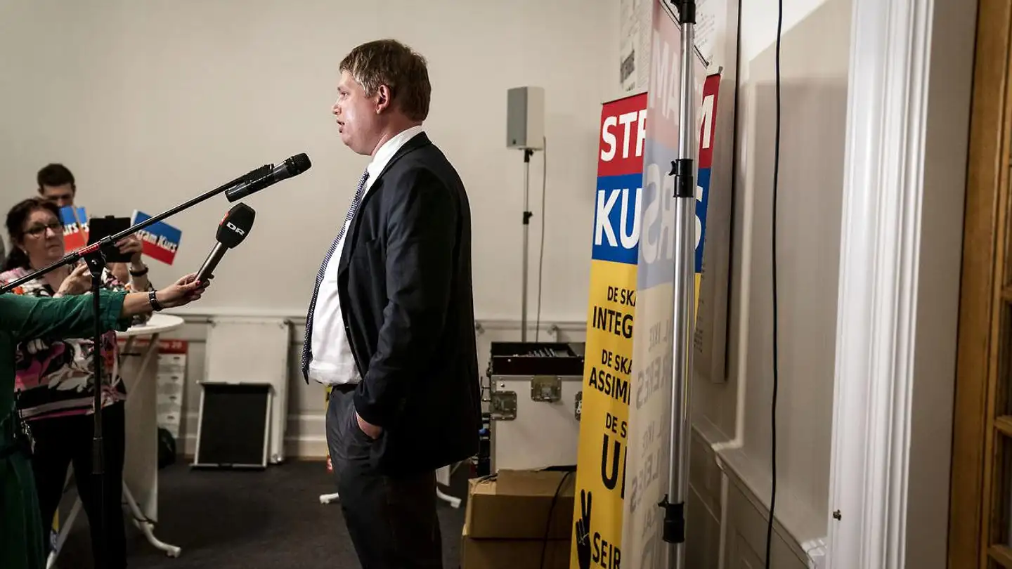 »Mange mener, at Stram Kurs og Rasmus Paludan er latterlige og bør ignoreres. Hans retorik er hadefuld og barnlig, og der er bred enighed om, at han ikke formidler egentlige politiske holdninger. Men vi mener, at tiden til at ignorere ham er forbi. Han har fået over 60.000 stemmer ved sidste valg,« skriver Steen Hartmann.