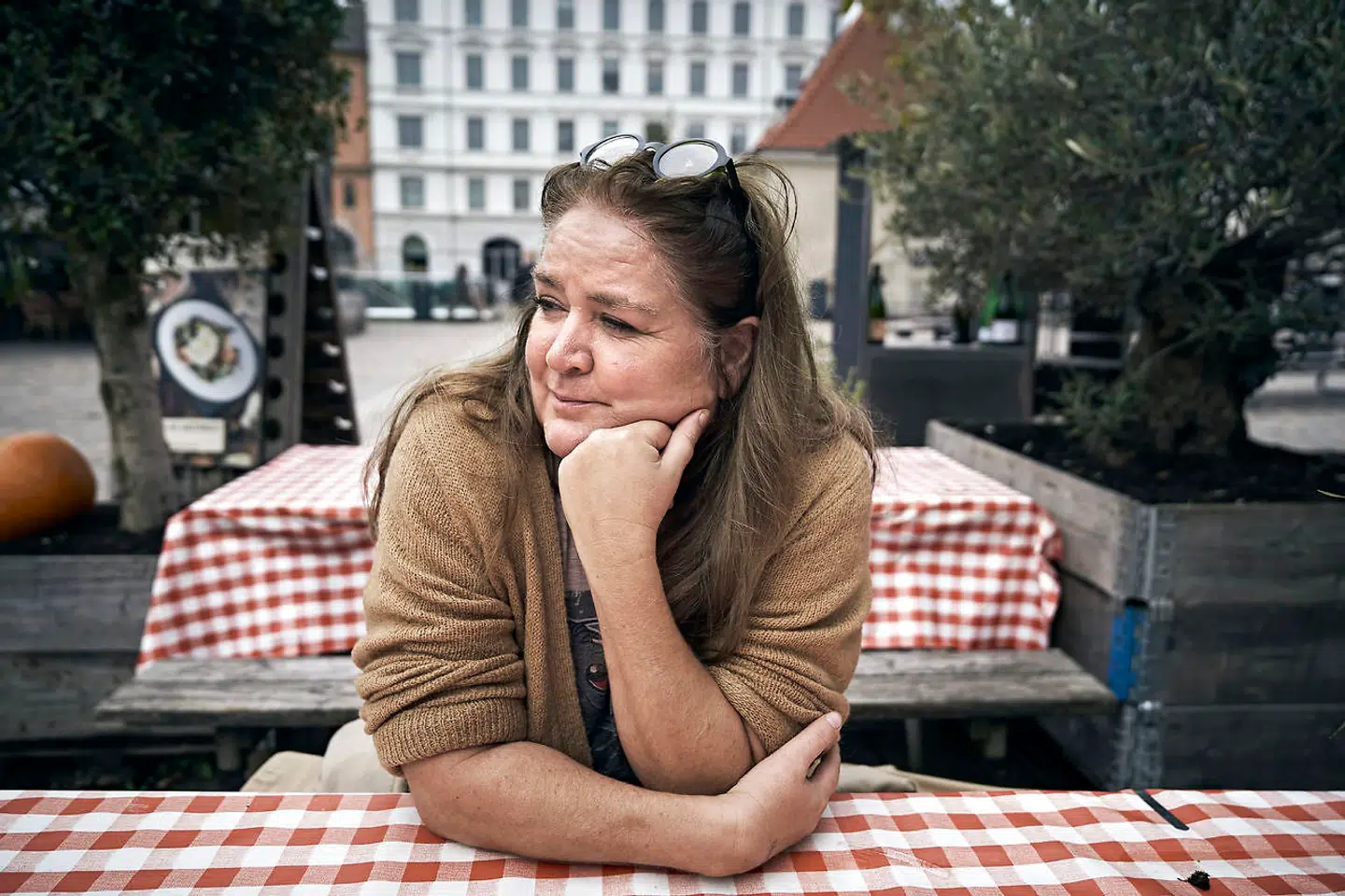 Lone Theils skriver tematisk begavede, samfundskritiske krimier, der er gode at blive klog af. Men plotmæssigt er der for mange tilstræbte tilfældigheder og om ikke utroværdige, så dog forcerede scener.