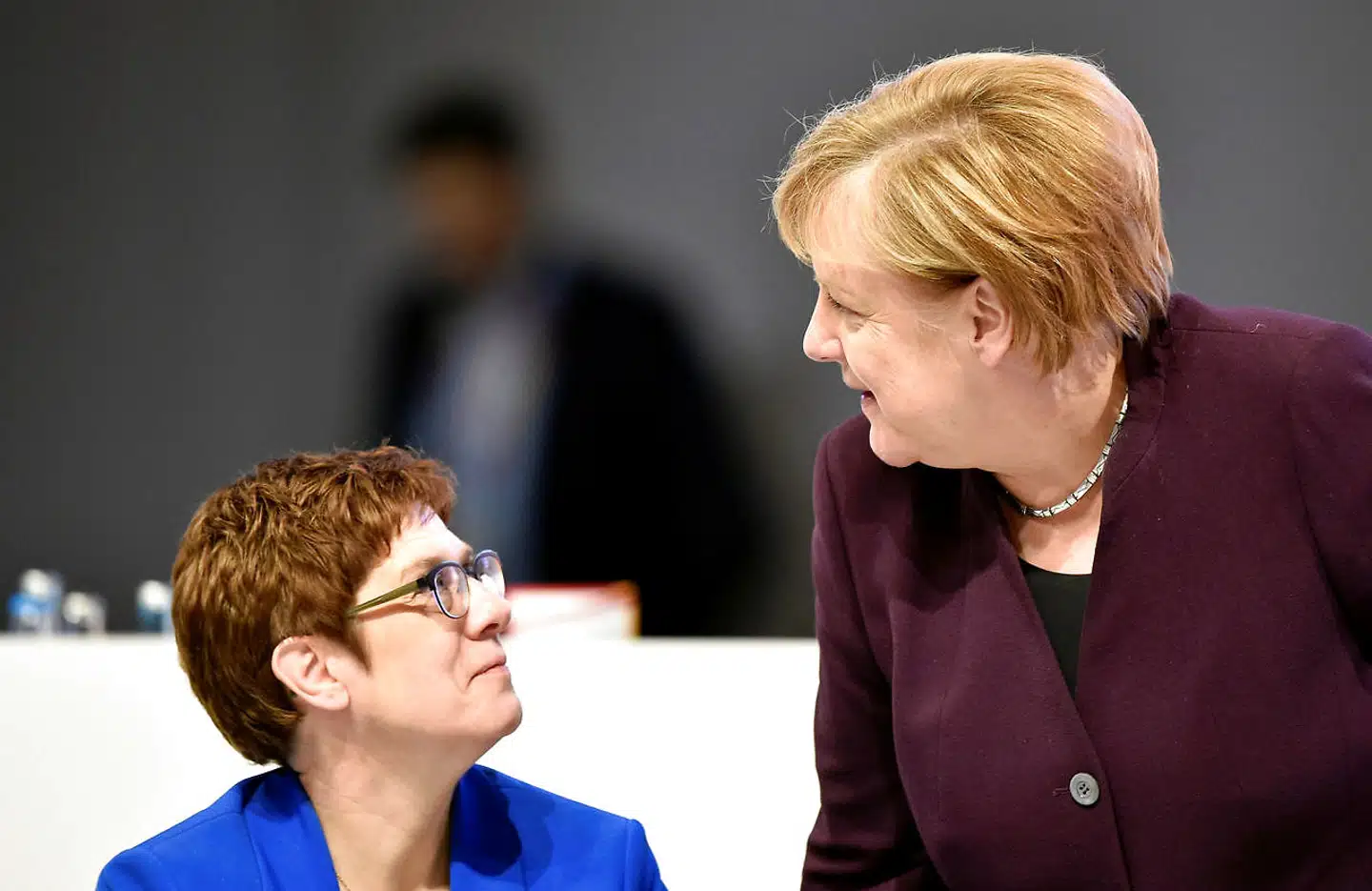 Bundeskansler Agela Merkel (th.) taler med CDUs partileder, Annegret Kramp-Karrenbauer, under partiets landsmøde i Leipzig, der begyndte fredag.