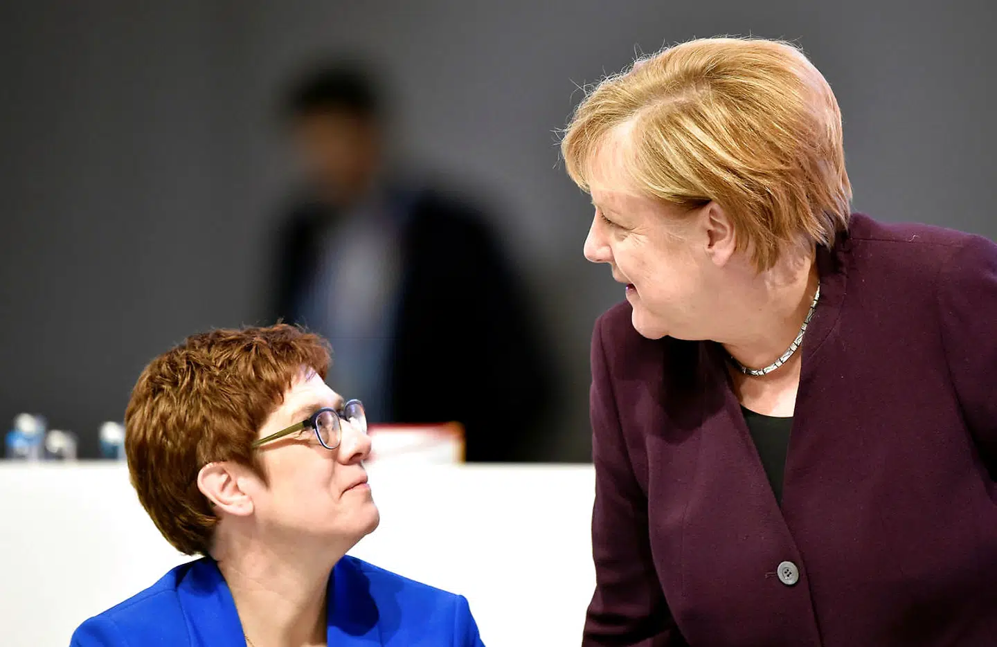 Bundeskansler Agela Merkel (th.) taler med CDUs partileder, Annegret Kramp-Karrenbauer, under partiets landsmøde i Leipzig, der begyndte fredag.