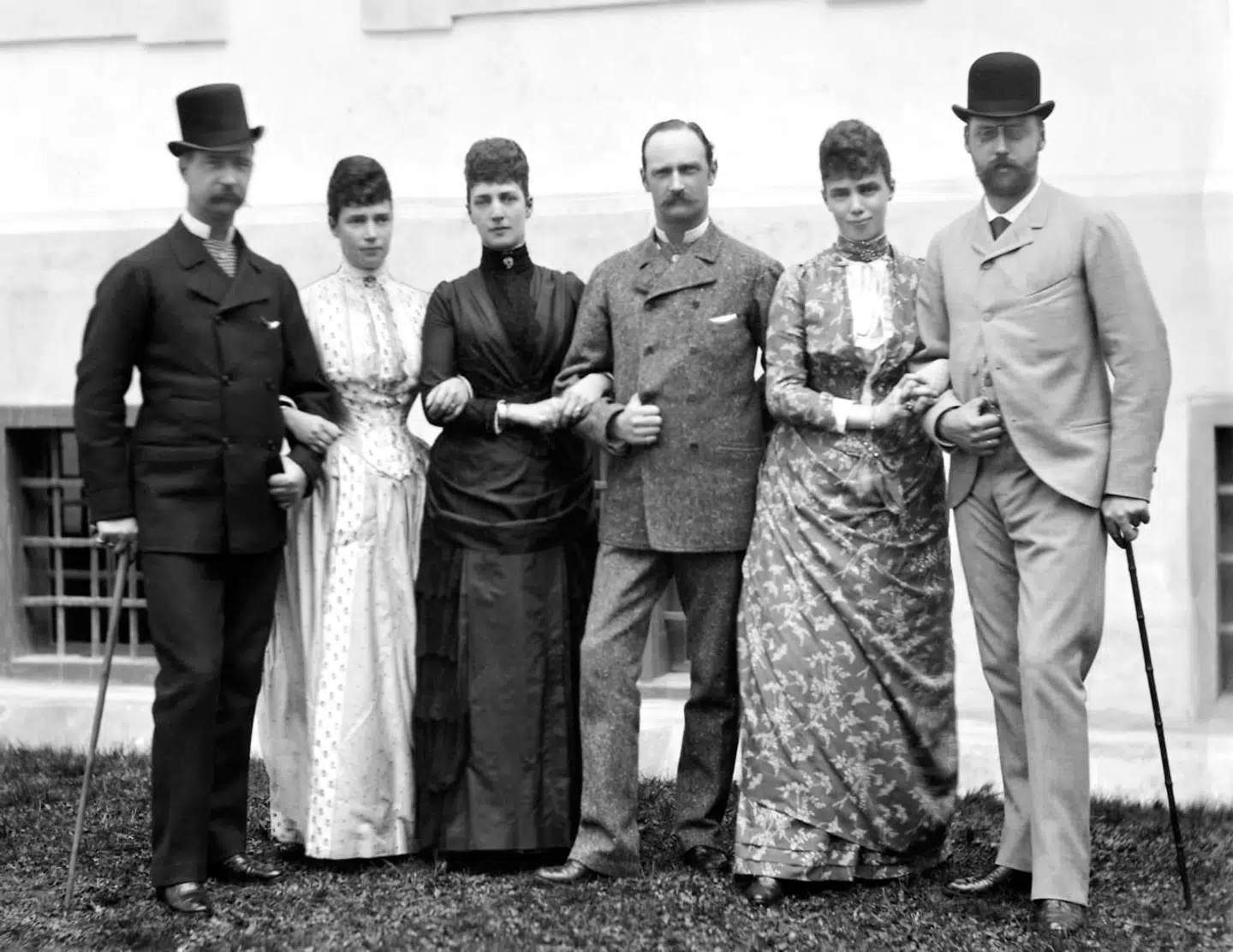 Kong Christian IX og dronning Louises seks børn foran Bernstorff Slot. Fra venstre kong Georg af Grækenland, kejserinde Dagmar af Rusland, dronning Alexandra af England, kronprins Frederik (senere Frederik VIII) og storhertuginde Thyra samt prins Valdemar. Christian IXs tid som konge var præget af uroligheder, som René Karpantschof fremhæver i sin bog.