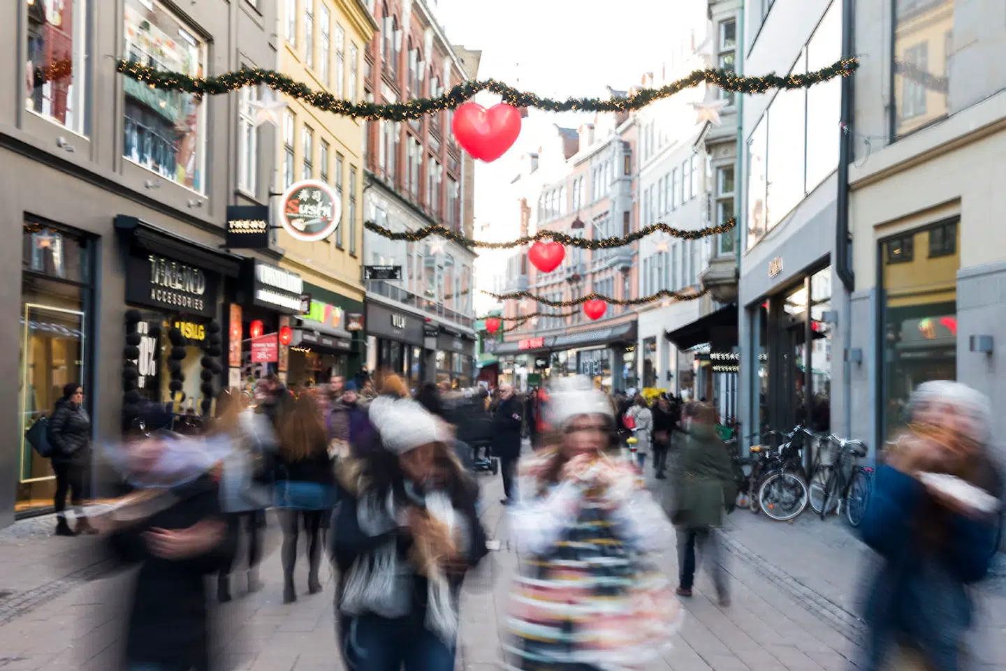 Tal fra Danmarks Statistik har torsdag vist, at forbrugertilliden har taget endnu et dyk ned i Danmark. Selv om vi endnu ikke har nået nulpunktet, tror flere økonomer, at den faldende forbrugertillid vil resultere i færre gaver under juletræet i år. Arkivfoto: Ólafur Steinar Gestsson/Ritzau Scanpix