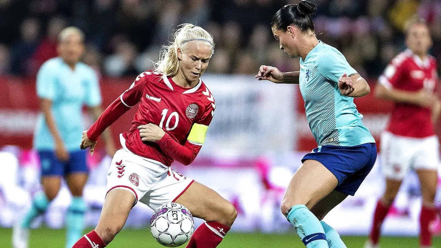 »Nu er der heldigvis masser af andre klubber, der tilbyder træning til piger, og så kan man gå derhen, og det gør vi så, mens vi glæder os over, at kvindefodboldlandsholdet forleden vandt 14-0 over Georgien,« skriver Cathrine Rygaard Rasch.