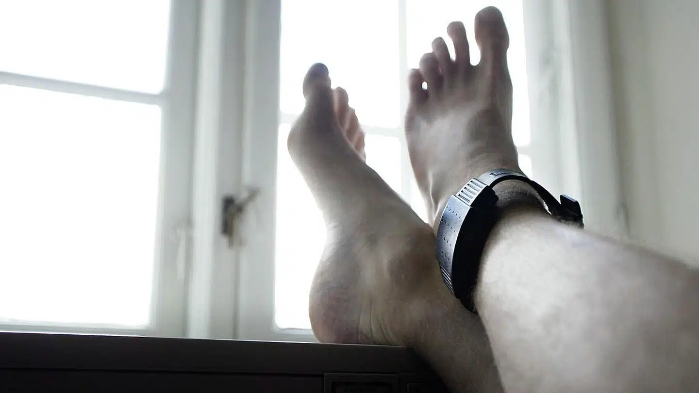 »Vi har haft samfundstjeneste i snart 40 år. Langt de fleste, der er idømt samfundstjeneste, har gennemført samfundstjenesten uden misbrug. Samtidig er tilbagefaldet til ny kriminalitet væsentlig lavere for dem end for den gruppe, der løslades efter afsoning af en ubetinget fængselsstraf,« skriver Birgitte Holmberg Pedersen, Bjarne Bjørnskov Jensen og Otto Bisgaard. Her ses en fodlænke.