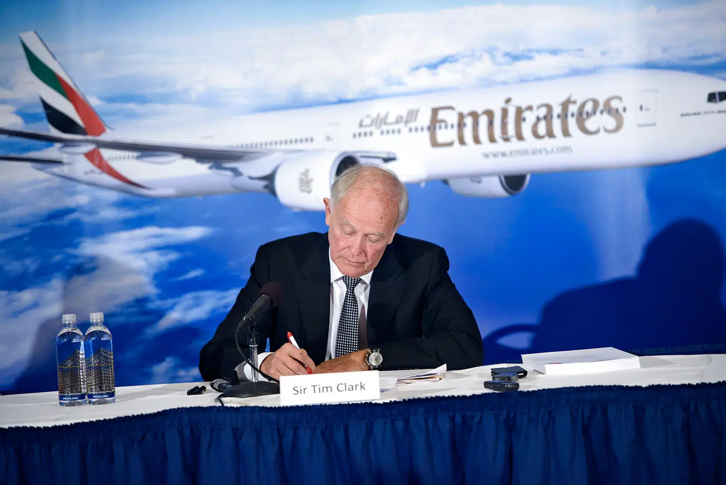 Sir Tim Clark er øverste chef hos flyselskabet Emirates, der er verdens største selskab på de helt lange ruter, og han er taknemmelig for det fokus som Greta Thunberg har sat på klimaforandringer.