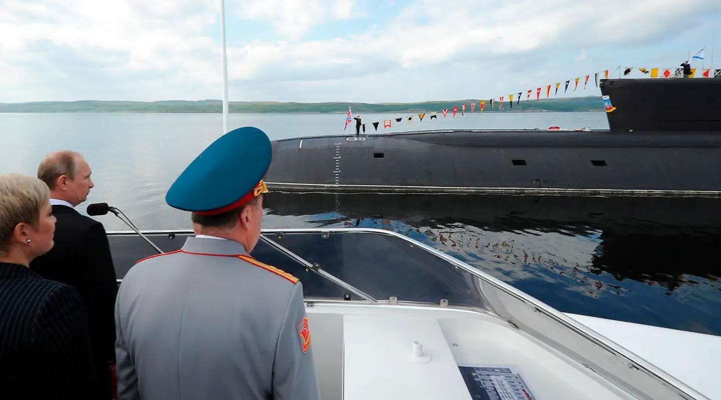 Ruslands præsident, Vladimir Putin, overværer en flådeparade i havet ud for Murmansk.