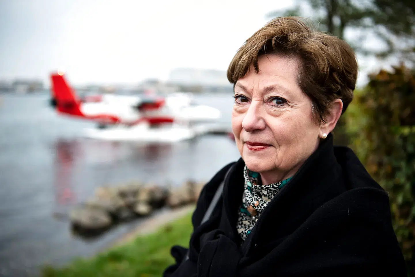 »Når jeg sidder i min stue om morgenen og læser avisen, har jeg oplevet en kraftig diesellugt, der spreder sig ind i min lejlighed. Til at starte med kunne jeg ikke finde ud af, hvor lugten stammede fra,« siger Lis Kjær Andersen, beboer på Langelinie Allé.