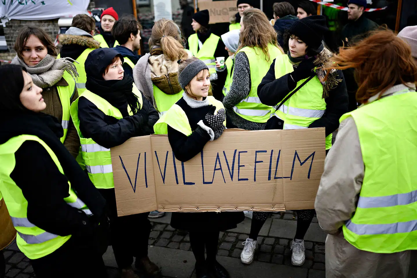 Elever fra Den Danske Filmskole blokerer indgangen.