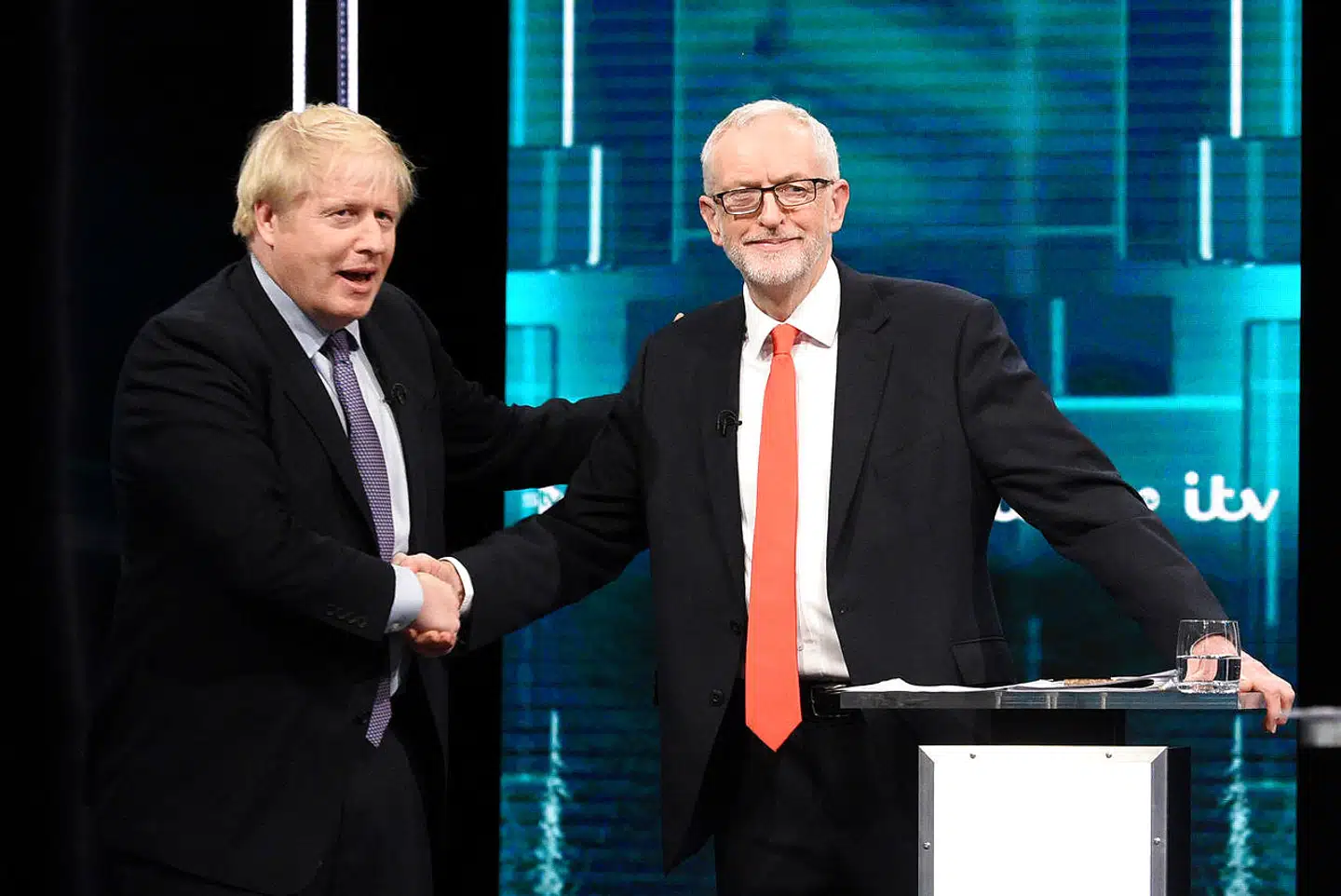 På en meget direkte opfordring gik Boris Johnson på tværs af scenen for at give Jeremy Corbyn hånden.
