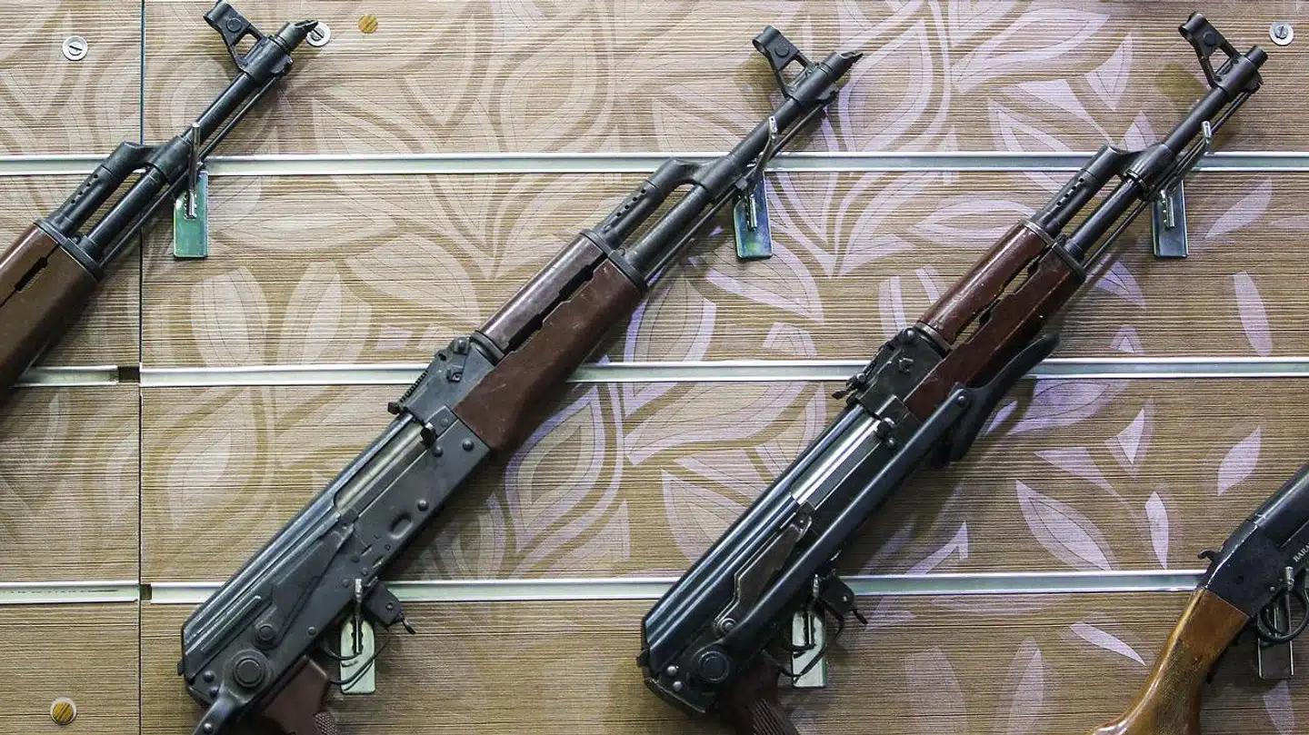Den svenske storbank Swedbank er under anklage for at have hjulpet en storaktionær i den russiske våbenproducent Kalashnikov med at overføre penge fra Rusland til USA.