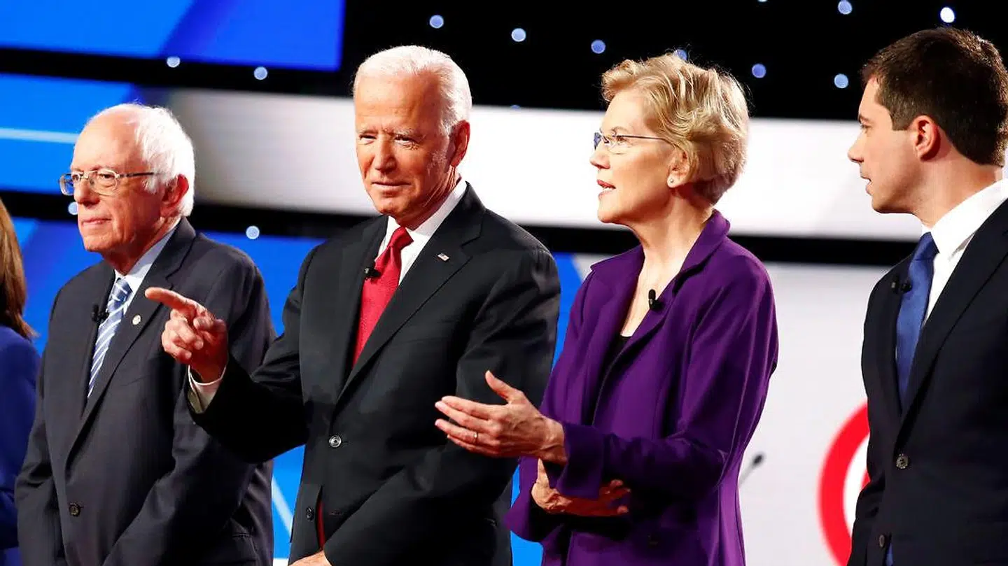 Ti demokratiske præsidentkandidater har kvalificeret sig til at deltage i den næste kritiske femte TV-debat. Fra venstre her de ifølge målingerne fire favoritter: senator Bernie Sanders, tidligere vicepræsident Joe Biden, senator Elizabeth Warren og South Bend-borgmester Pete Buttigieg. Foto: Aaron Josefcz/Reuters/Ritzau Scanpix