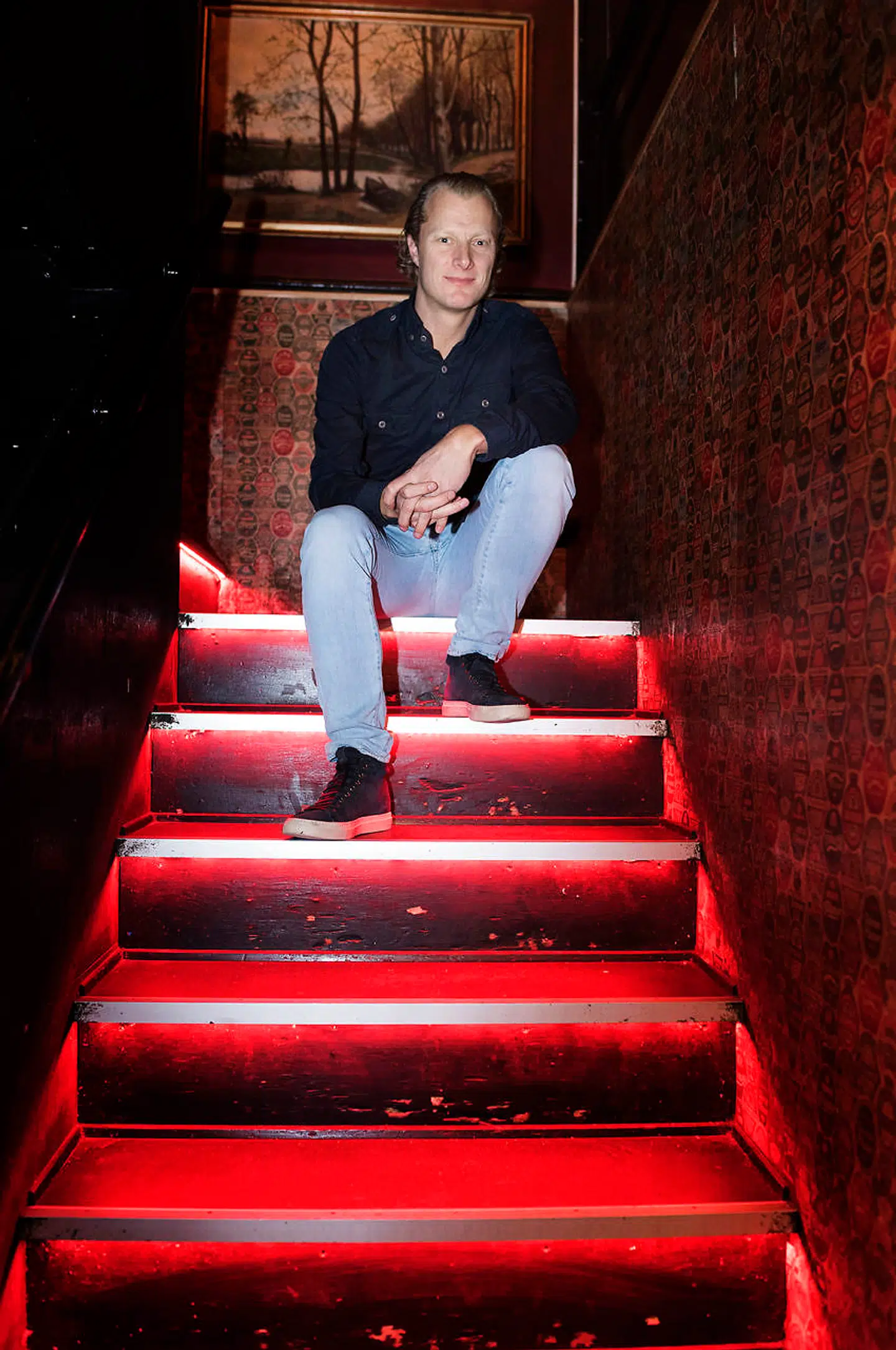 Adam Falbert, der er administrerende direktør for Rekom, som ejer 100 barer og værtshuse i Norden, er kommet Hvide Lam til undsætning.