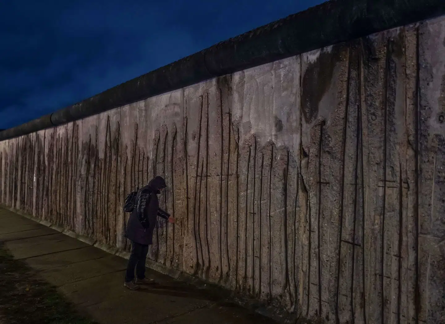 »DDR-regimets autoritet og totalitære magt over DDR-borgerne blev først og fremmest styrtet i grus af de hundredtusindvis af aktivister og demonstranter, der gik på gaden i efteråret 1989.«