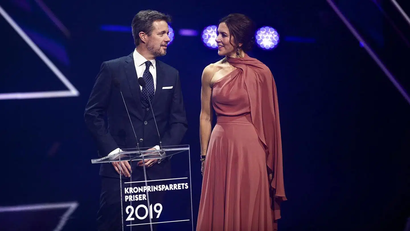 Ved den årlige prisuddeling, som Kronprins Frederik og Kronprinsesse Mary holder, uddelte parret en pris til sangeringen MØ, der har kaldt Pia Jærsgaard for et »nazisvin«. Det møder stor kritik af filosof Eva Selsing.