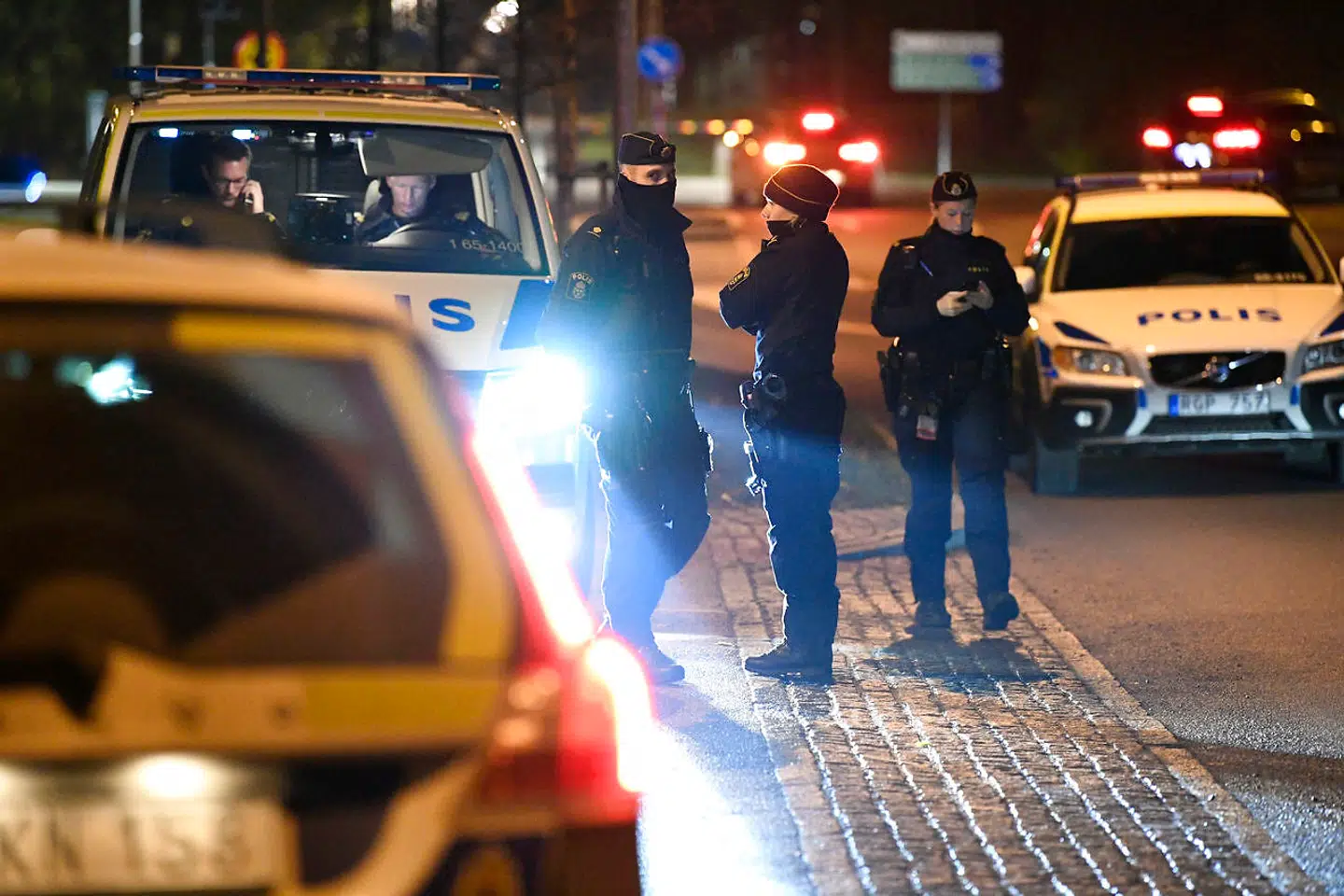 Politiet var til stede i bydelen Hyllie i Malmø torsdag aften. Liget af en 24-årig kvinde blev fundet i en bil i området. En 27-årig mand fra Danmark blev anholdt i sagen, men han har siden mistet livet.