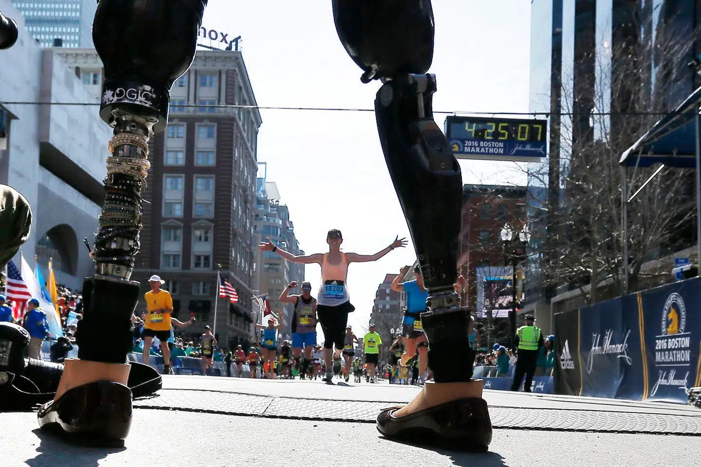 På billede ses Celeste Corcoran, der mistede begge ben ved terrorangreb på Boston Marathon i 2013. Billedet stammer fra samme løb tre år senere. Arkivfoto: Brian Snyder/Reuters/Ritzau Scanpix
