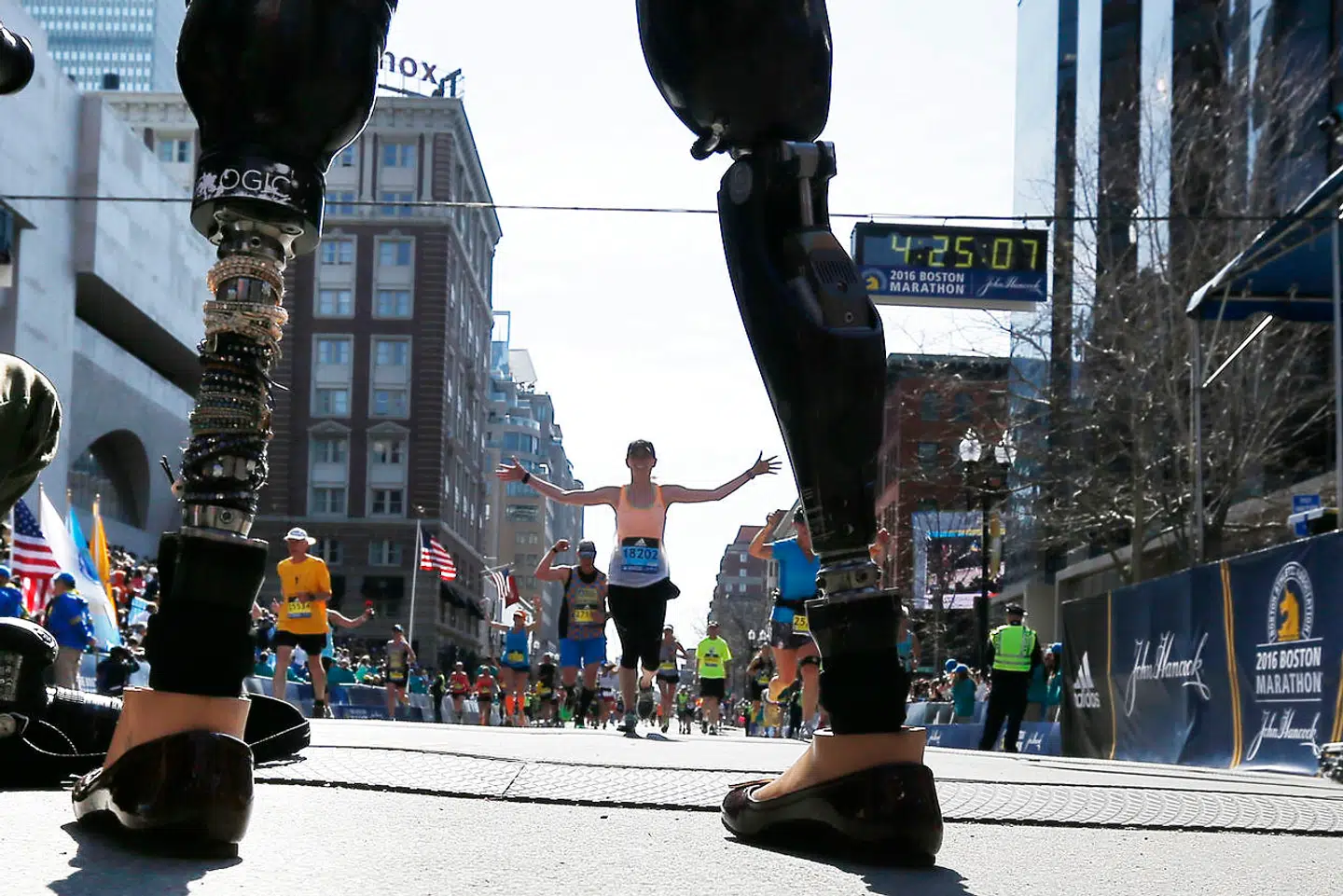 På billede ses Celeste Corcoran, der mistede begge ben ved terrorangreb på Boston Marathon i 2013. Billedet stammer fra samme løb tre år senere. Arkivfoto: Brian Snyder/Reuters/Ritzau Scanpix
