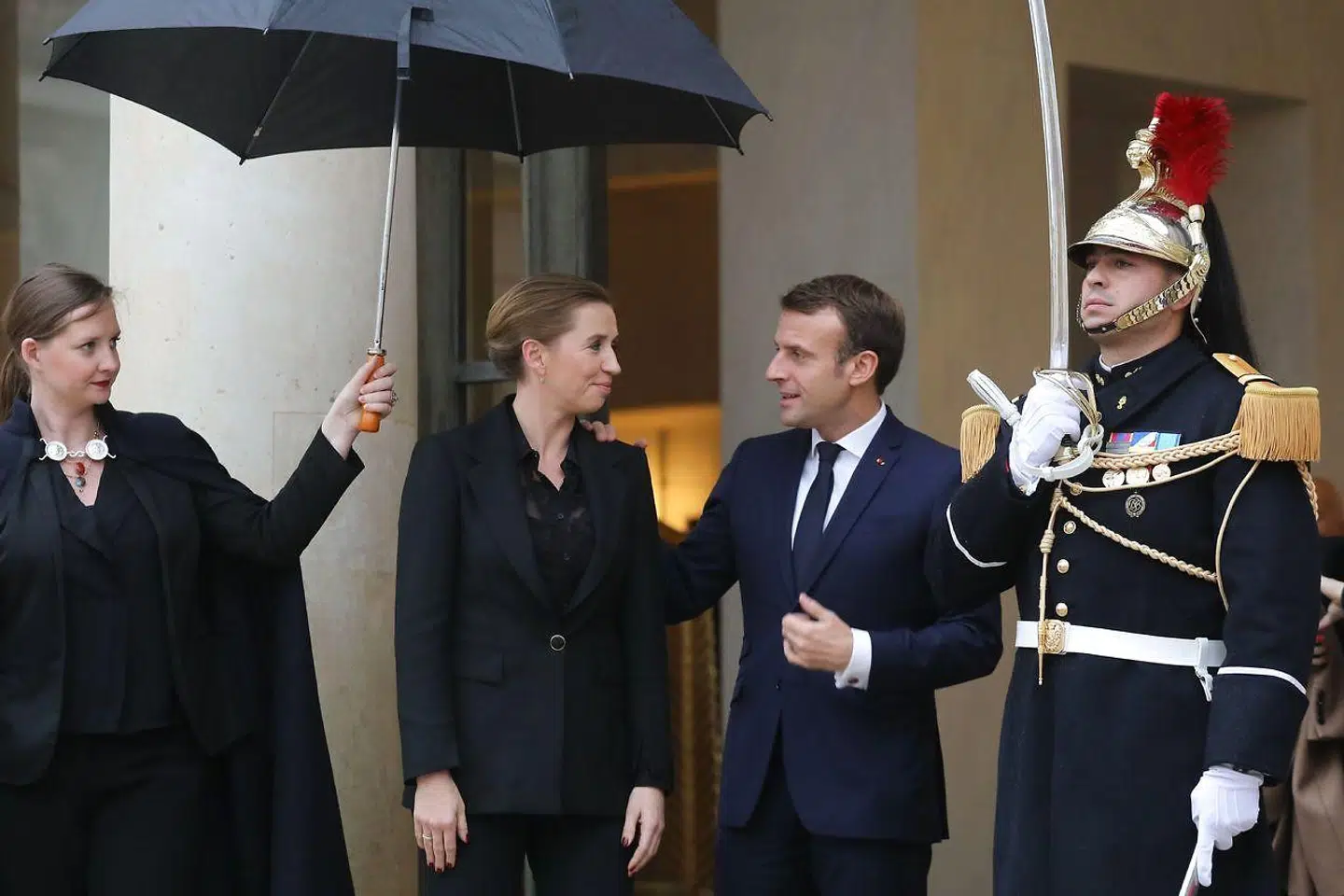 Præsident Emmanuel Macron tog mandag imod Mette Frederiksen til en arbejdsfrokost i Élysées-palæet i Paris.