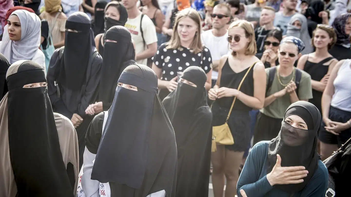 »Radikalisering rammer de moderate på den måde, at de bliver bange og ikke ønsker ballade. Derfor underkaster de sig,« skriver Henrik Dahl om et tiltagende pres på kvinders frihed. Demonstration imod tildækningsforbuddet ved politistationen Station Bellahøj i København, onsdag den 1. august 2018.