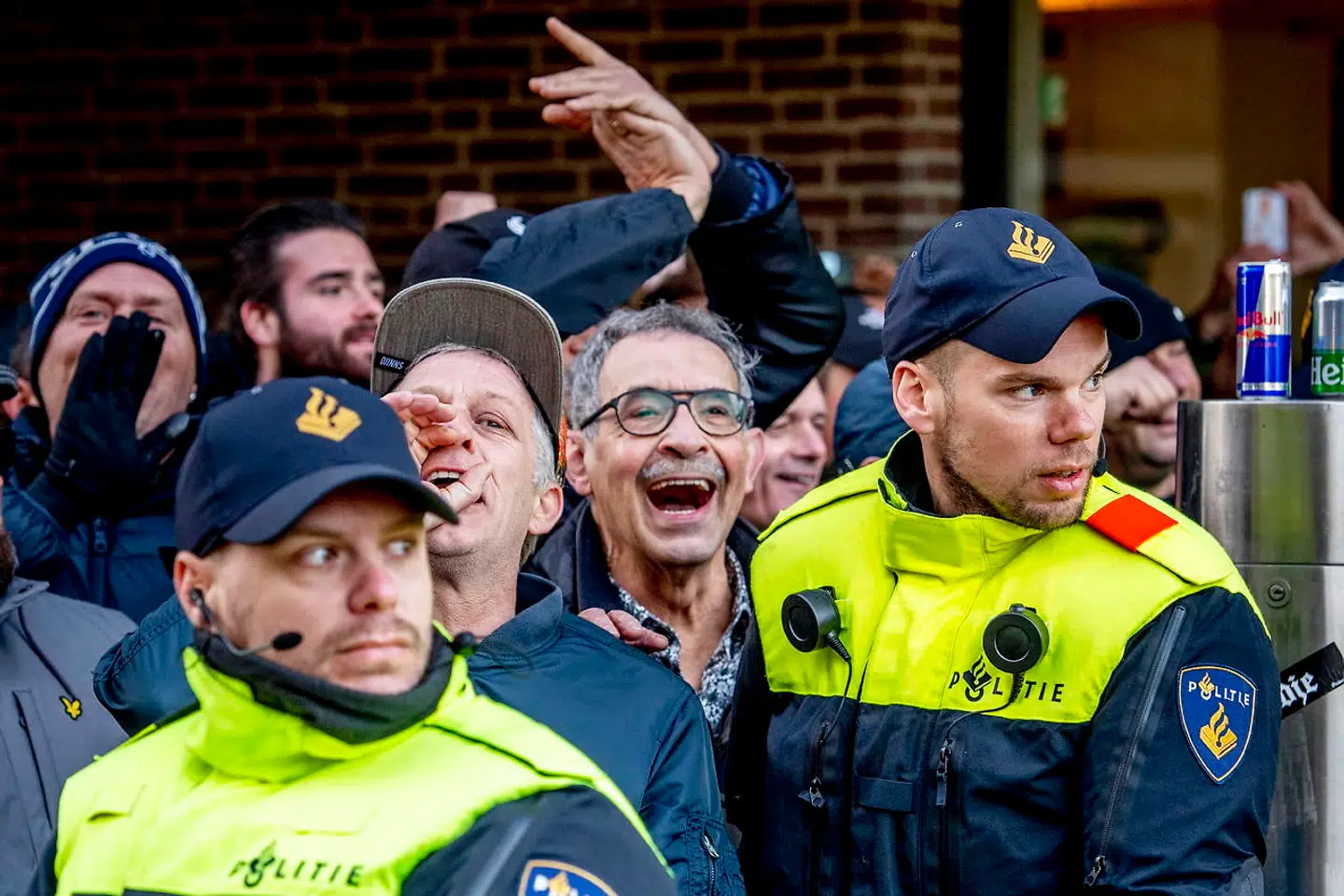 Zwarte Piets støtter demonstrerer i den hollandske by Den Bosch søndag. Samme dag blev der i byen også afholdt demonstrationer mod Zwarte Piet.