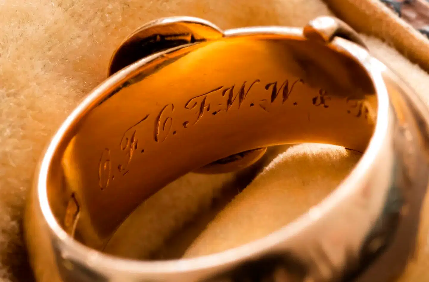 Denne 18-karats guldring har lidt af en historie på bagen. Den har oprindeligt tilhørt Oscar Wilde, og er angiveligt blevet stjålet to gange.