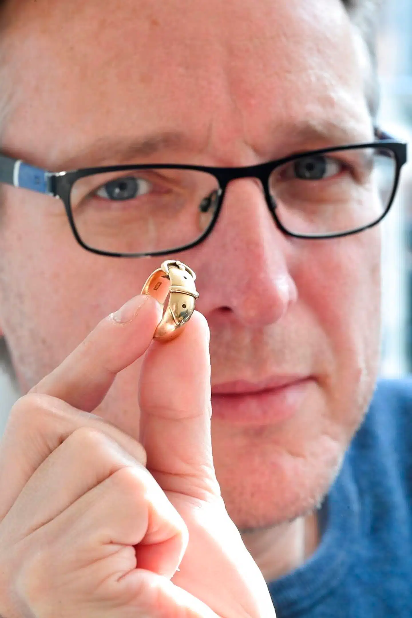 Kunstdetektiven Arthur Brand med guldringen i hånden.