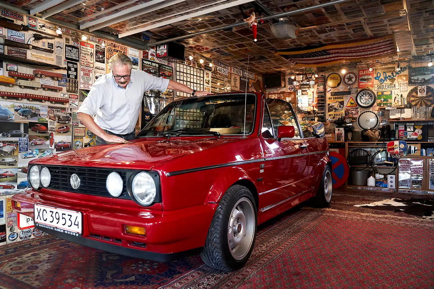 Christian Pedersen i sin helt egen overordentligt veludsmykkede garage, hvor den 31 år gamle Golf Cabriolet med kælenavnet Golfie holder til.