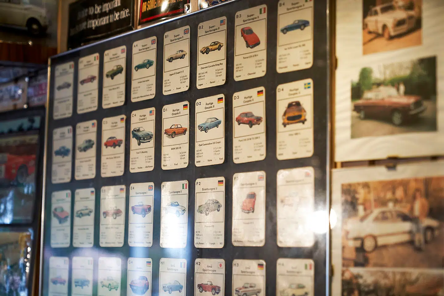 Barndommens bilspillekort er sat i ramme i garagen, så cylindertal, topfart og 0-100 km/t. stadigvæk kan studeres i en stille stund.