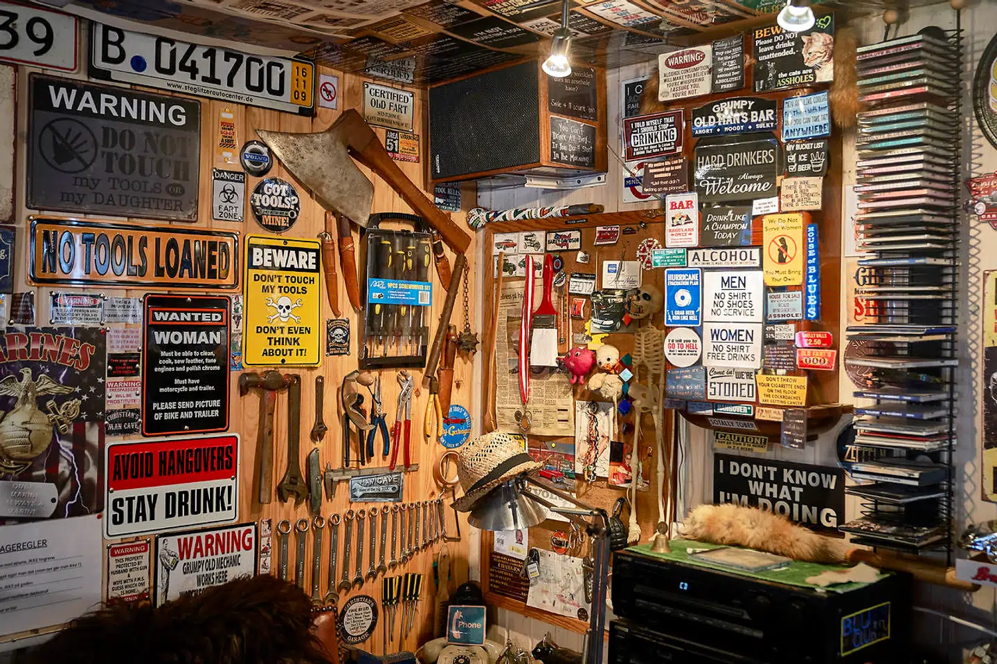 Garagen har han haft i mange år, men den er under konstant forandring med nye tilføjelser.